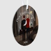 Gay Kaukasian stel cozy lounge sneeuw | FOTO Ornament (voorkant)