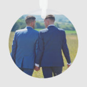 Gay Kaukasian stel cozy lounge sneeuw | FOTO Ornament (achterkant)