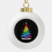 Gay LGBT Pride Rainbow Kerstboom Vrolijk Kerstfees Keramische Bal Ornament (Voorkant)