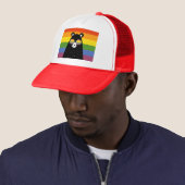 Gay LGBT Rainbow Pride Beer in bril Trucker Pet (In situ)