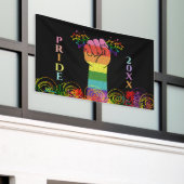 Gay LGBTQ Pride Masterliefde wint vuist in lucht Spandoek (Buitenkant Gebouw)