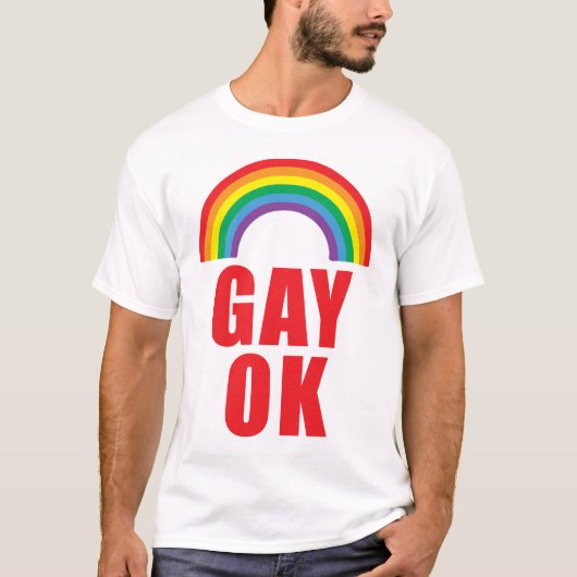 Gay OK Pride T-shirt met rode tekst (Voorkant)