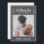 Gay Olde Kerstkerst LGBTQ Chalkboard Kerstmis Feestdagenkaart<br><div class="desc">Met deze persoonlijke kerstkaart vieren we je liefde en wens je vrienden en familie veel succes. Voeg uw foto en douanebericht op rug toe.</div>