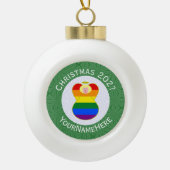 Gay Pride Blonde Engel Kerstvlag Gepersonaliseerd Keramische Bal Ornament (Voorkant)