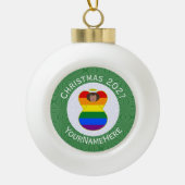 Gay Pride Bruine Huid Engel Kerstvlag Persoonlijk Keramische Bal Ornament (Voorkant)