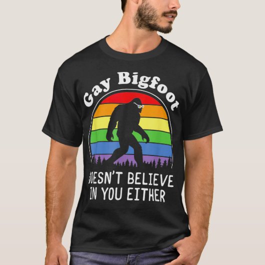 Gay Pride Funny Gay Bigfoot Rainbow Sasquatch Retr T-shirt (Voorkant)