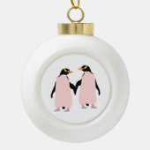 Gay Pride Lesbian Penguins Holding Hands Keramische Bal Ornament (Voorkant)