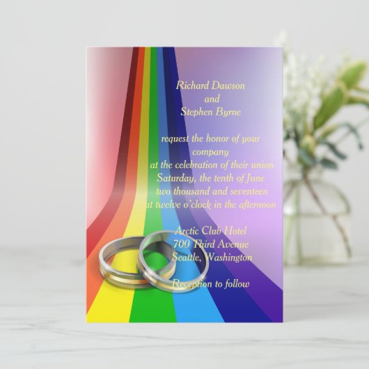 Gay regenboog en ringen bruiloft uitnodiging (Staand voorkant)