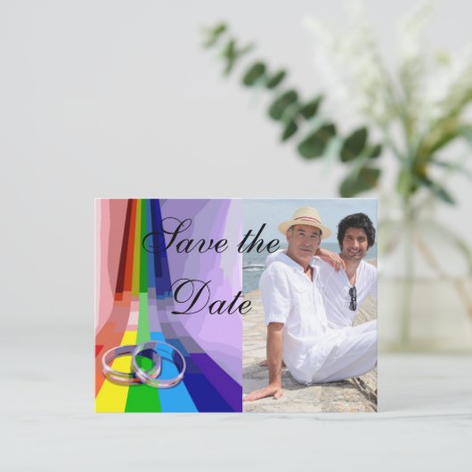 Gay regenboog en trouwringen redden de datum aankondigingskaart (Staand voorkant)