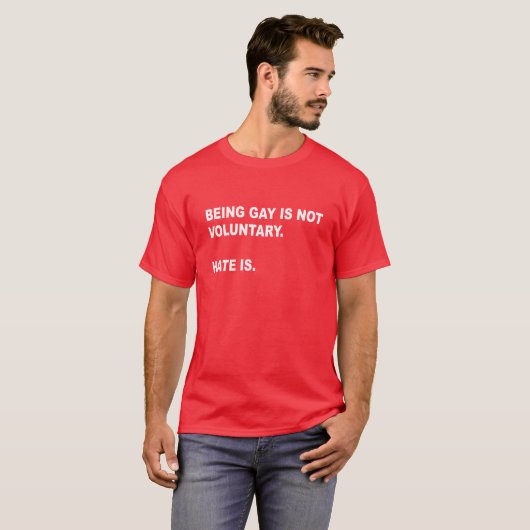 GAY ZIJN IS NIET VRIJWILLIG. HATE IS DAT. GAY PRID T-SHIRT (Voorkant volledig)