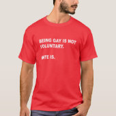 GAY ZIJN IS NIET VRIJWILLIG. HATE IS DAT. GAY PRID T-SHIRT (Voorkant)