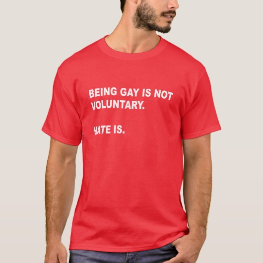 GAY ZIJN IS NIET VRIJWILLIG. HATE IS DAT. GAY PRID T-SHIRT (Voorkant)