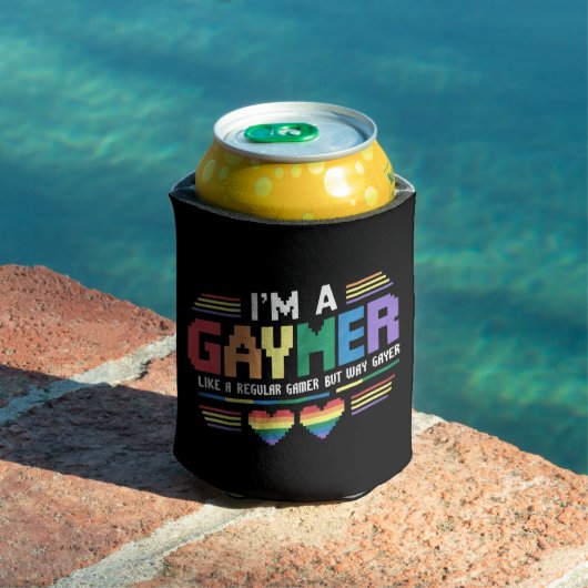 Gaymer als een gewone gamer maar way gayer gamer blikjeskoeler (Insitu Zwembad)