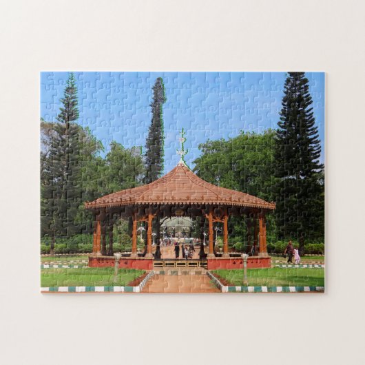 Gazebo in een tuin in Bangalore India. Legpuzzel (Horizontaal)