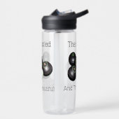 gazon kommen de bowlen en de mooie, waterfles (Links)