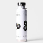 gazon kommen de bowlen en de mooie, waterfles (Links)