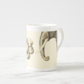 Geabsorbeerde dieren gekleurd op de achtergrond va porselein kop (Voorkant rechts)