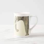 Geabsorbeerde dieren gekleurd op de achtergrond va porselein kop (Rechts)