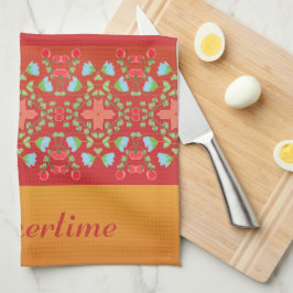 Geaccentueerd met blauwe bloemen en rood theedoek