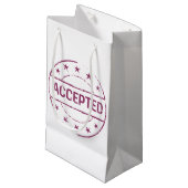Geaccepteerde Badge Symbool Gift Bag Klein Cadeauzakje (Voorkant Gekanteld)