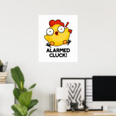 Gealarmeerd door Cluck Funny Chicken Clock Pun Poster (Thuiskantoor)