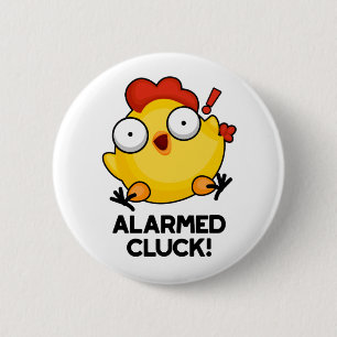 Gealarmeerd door Cluck Funny Chicken Clock Pun Ronde Button 5,7 Cm