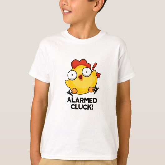 Gealarmeerd door Cluck Funny Chicken Clock Pun T-shirt (Voorkant)