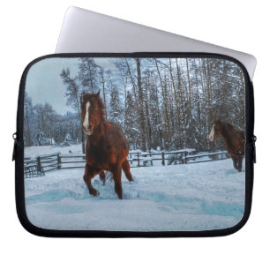 Geanimeerd Zwaardpaard in Sneeuw voor Paardenliefh Laptop Sleeve