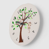 Geanimeerde apen die aan boomtakken hangen grote klok (Hoek)