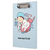 Geanimeerde tandarts met tand klembord (Links)