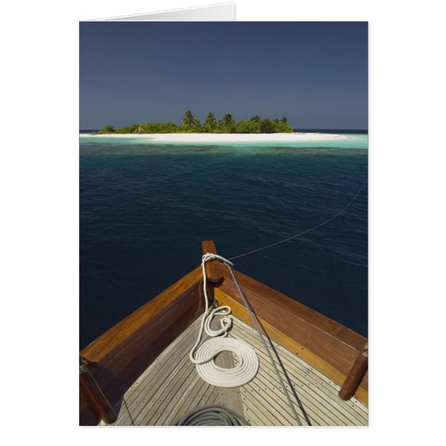 Geankerde boot naderend eiland (Voorkant)