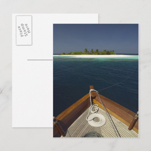 Geankerde boot naderend eiland briefkaart (Voorkant / Achterkant)