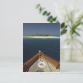 Geankerde boot naderend eiland briefkaart (Staand voorkant)