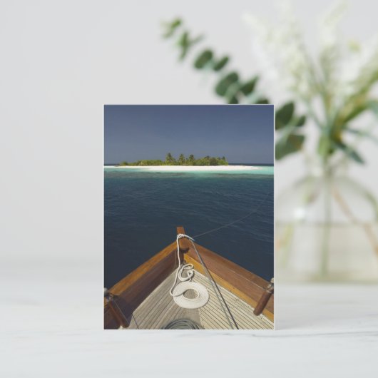 Geankerde boot naderend eiland briefkaart (Staand voorkant)