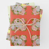 Geassorteerde pioenen op een wikkelpapier set inpakpapier vel (In situ)