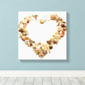 GeAssorteerde seizoenshellen vormen een hartvorm Canvas Afdruk (Insitu (Houten vloer))