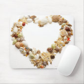 GeAssorteerde seizoenshellen vormen een hartvorm Muismat (Met muis)