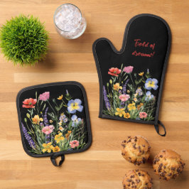 Geassorteerde veld van wilde bloemen op zwart ovenwant & pannenlap set