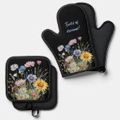 Geassorteerde veld van wilde bloemen op zwart ovenwant & pannenlap set (Voorkant / Achterkant)