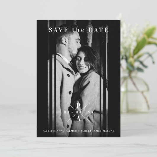 Geavanceerde B&W-foto Engaged Couple Wedding Save The Date (Staand voorkant)