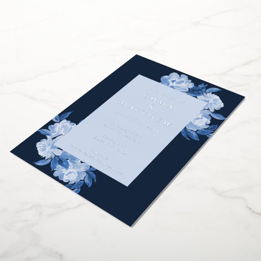 Geavanceerde Waterverf bloemen blauwe achtergrond Folie Uitnodiging (Gedraaid)