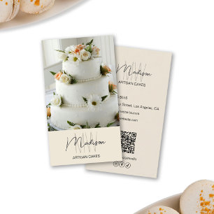 Gebak met monogramlogo in beige visitekaartje