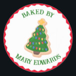 Gebakken door Christmas Cookie Sticker<br><div class="desc">Gebakken met liefde en feestvreugde. Voeg een vleugje feestelijk genot toe aan je zelfgemaakte lekkernijen met onze charmante "Baked by" stickers. Deze schattige labels zijn de perfecte manier om uw kerstkoekjes,  cupcakes en andere vakantiegoederen te personaliseren.</div>