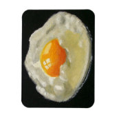 Gebakken ei op zwart: realistisch schilderij magneet (Verticaal)