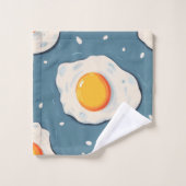 Gebakken eieren op blauw bad handdoek (Wasdoekje)