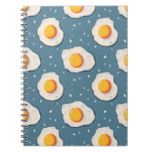 Gebakken eieren op blauw notitieboek (Voorkant)