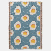Gebakken eieren op blauw patroon deken (Voorkant Verticaal)