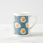 Gebakken eieren op blauw porselein kop (Rechts)