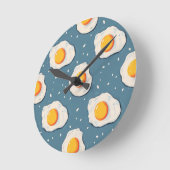 Gebakken eieren op blauw ronde klok (Hoek)