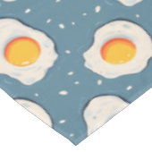 Gebakken eieren op blauw tafelkleed (Gekanteld)